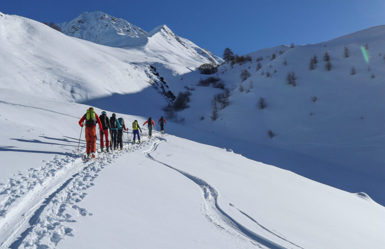 Skieurs de randonnée lors du rassemblement d'ouverture de saison à La Grave, Hautes-Alpes