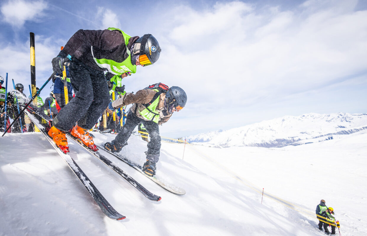 Skieur et snowboardeur qui s'élancent lors du Derby de La Meije dans les Hautes-Alpes