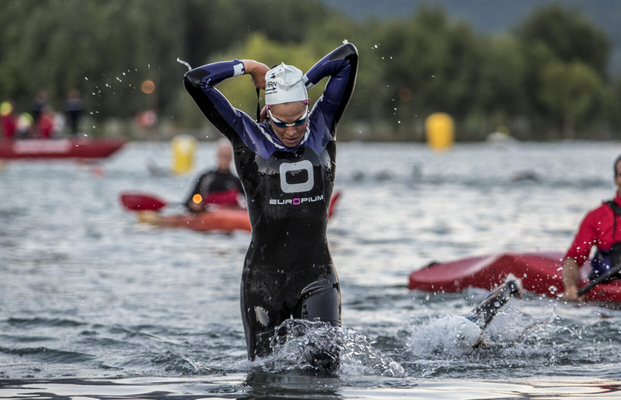 Athlet des Embrunman, der den Schwimmwettkampf beendet.