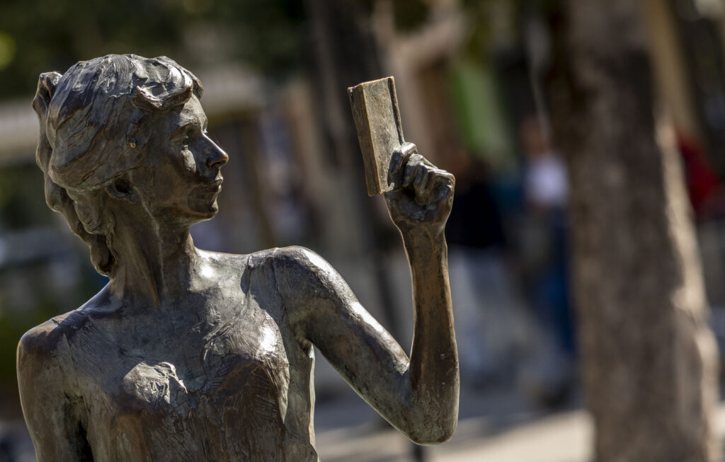 Die Leselampe, geformt von Cyril De la Patellière in Bronze