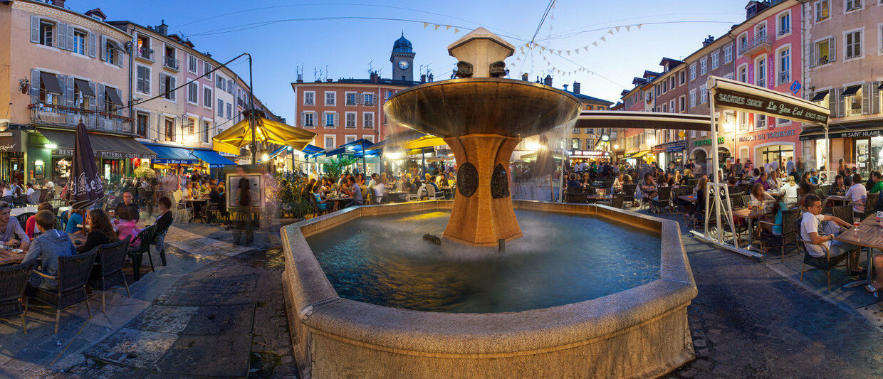 Der Platz Jean Marcellin im Herzen von Gap an einem Sommerabend!