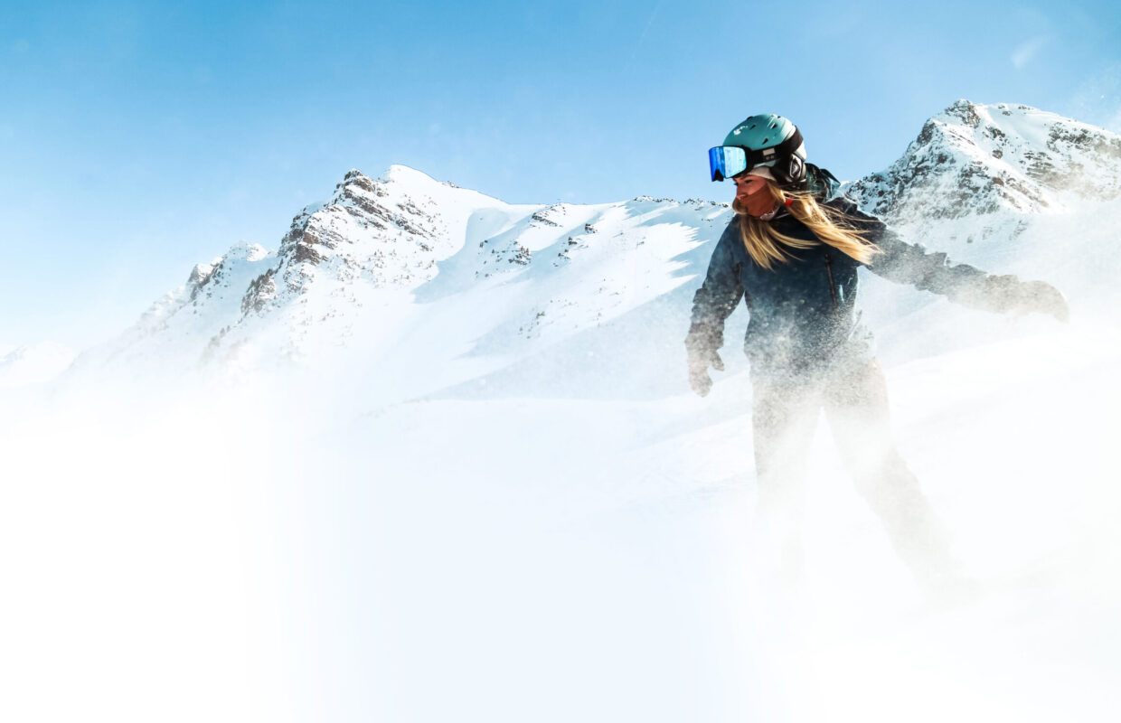 Une snowbordeuse dans la poudreuse