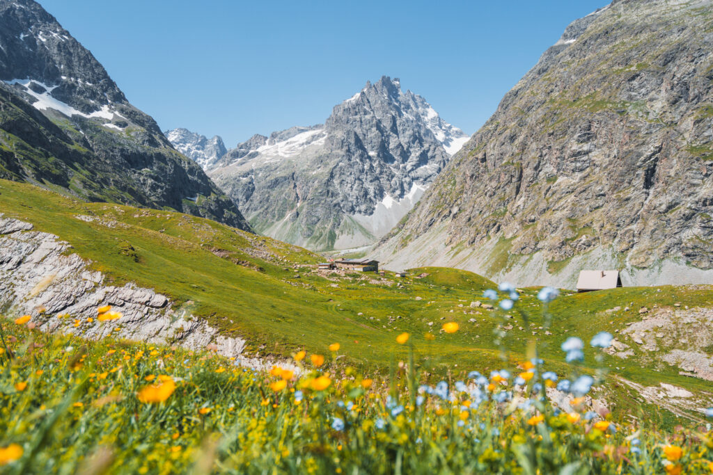 Il Refuge de Chamoissière in primavera sotto un cielo azzurro