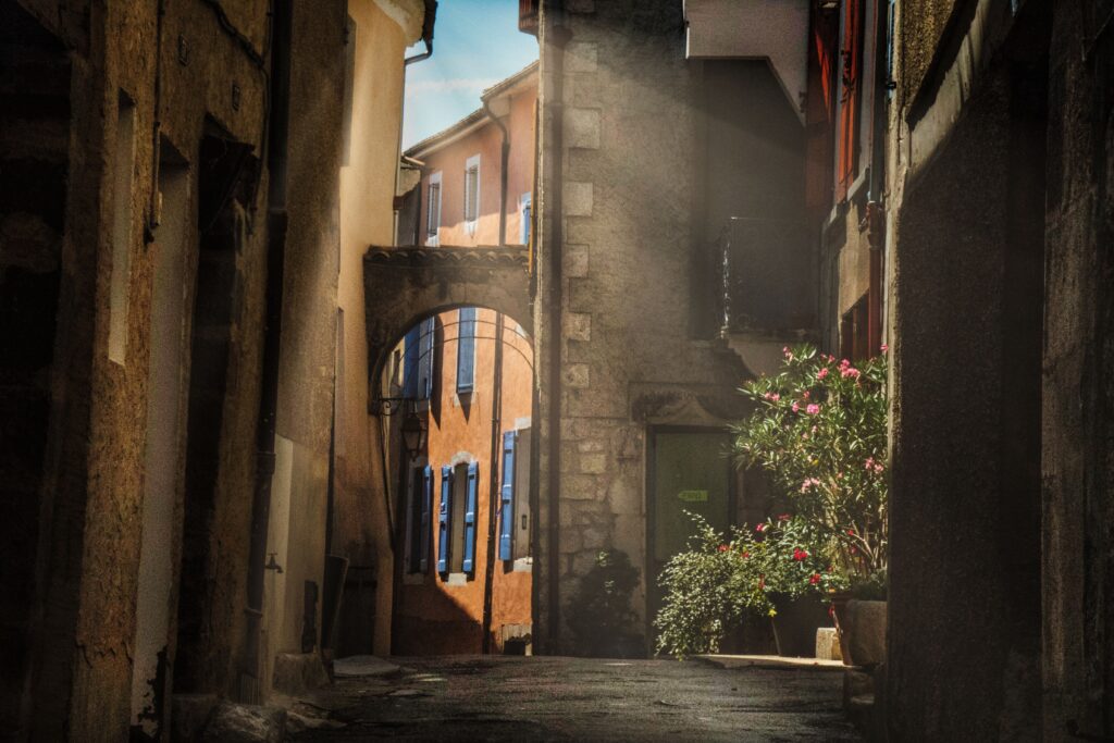 Ruelle de Serres labellisée Petite Cité de Caractère sous un rayon de soleil