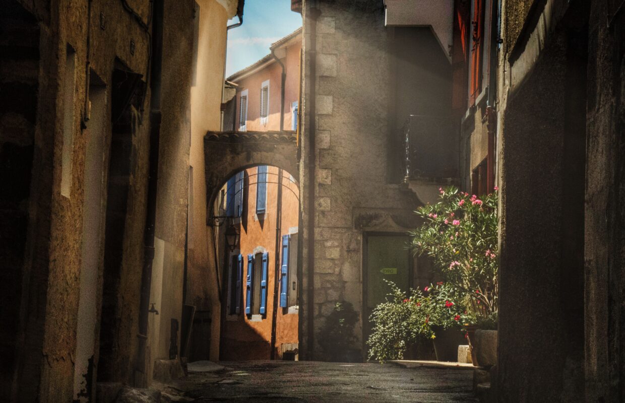Ruelle de Serres labellisée Petite Cité de Caractère sous un rayon de soleil