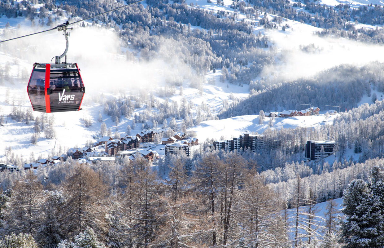 Gondelbahn mit Blick auf den verschneiten Ort Vars
