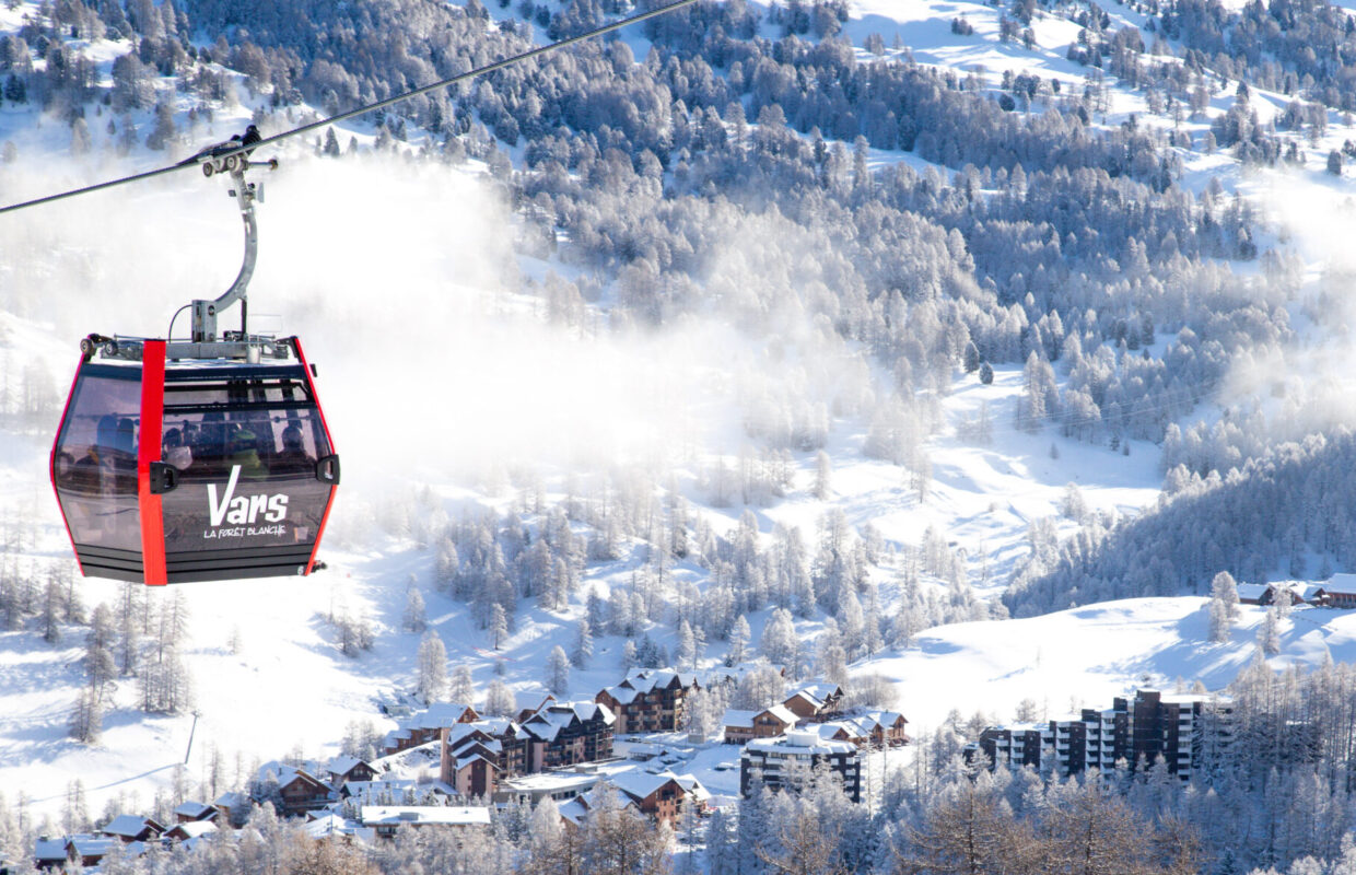 Gondellift met uitzicht op het besneeuwde resort van Vars