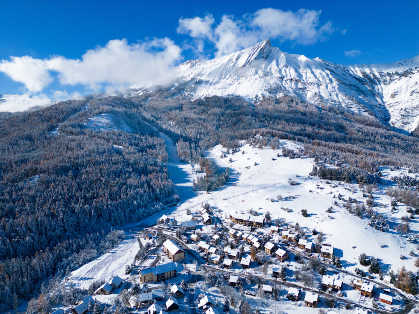 Station village de Laye sous la neige et le ciel bleu